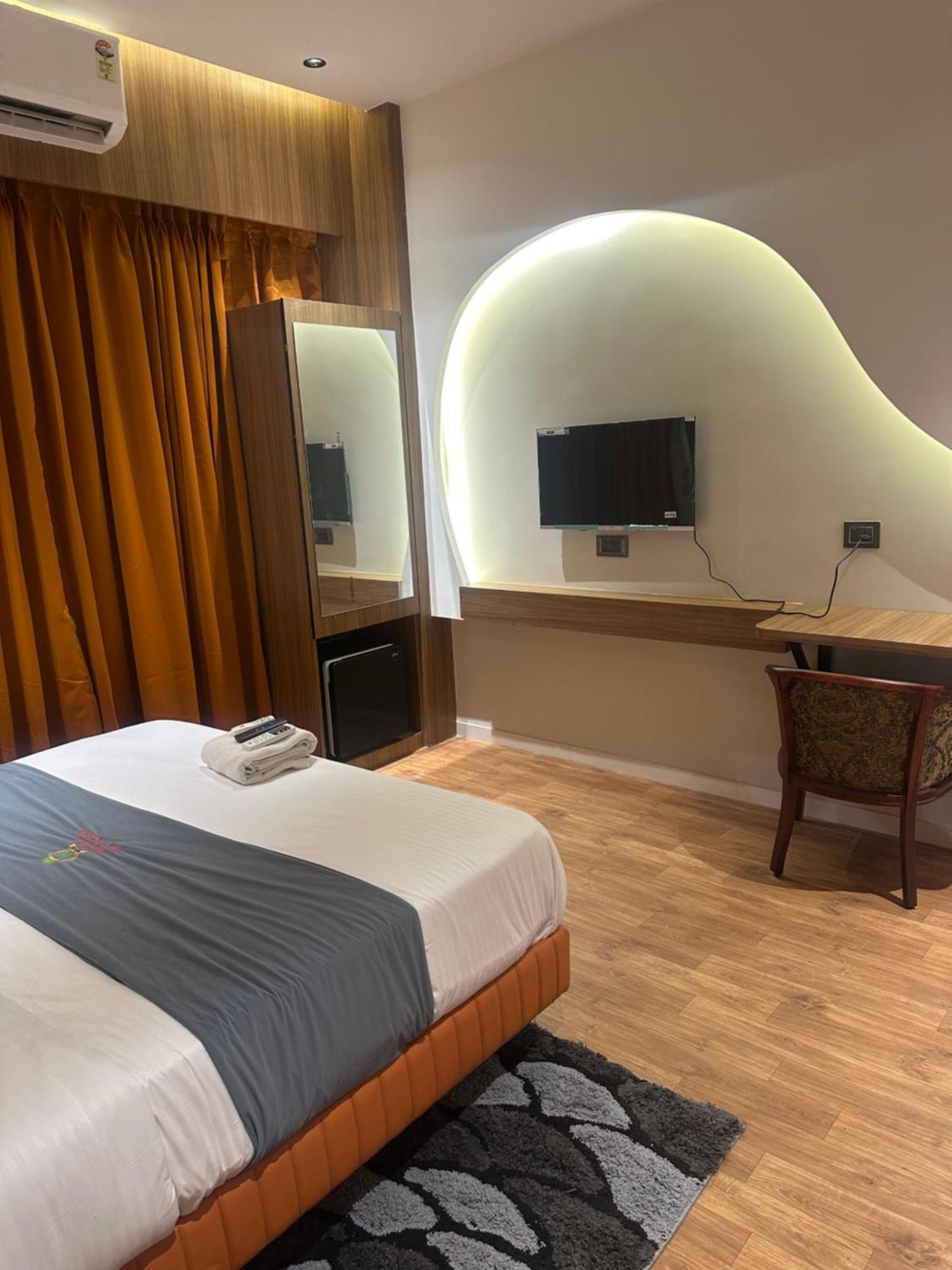 Hotel Victoria Prime Σουράτ Εξωτερικό φωτογραφία