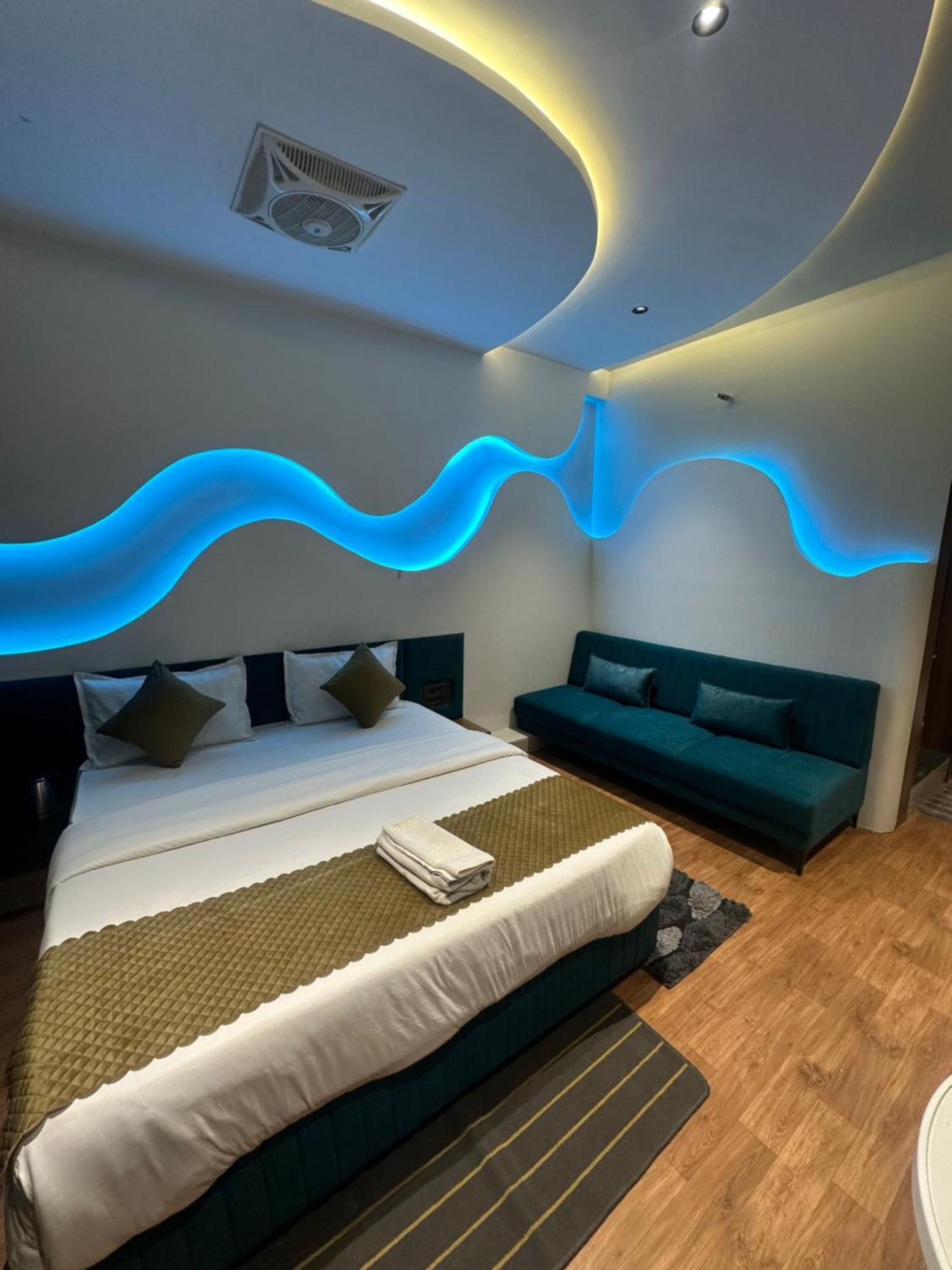 Hotel Victoria Prime Σουράτ Εξωτερικό φωτογραφία