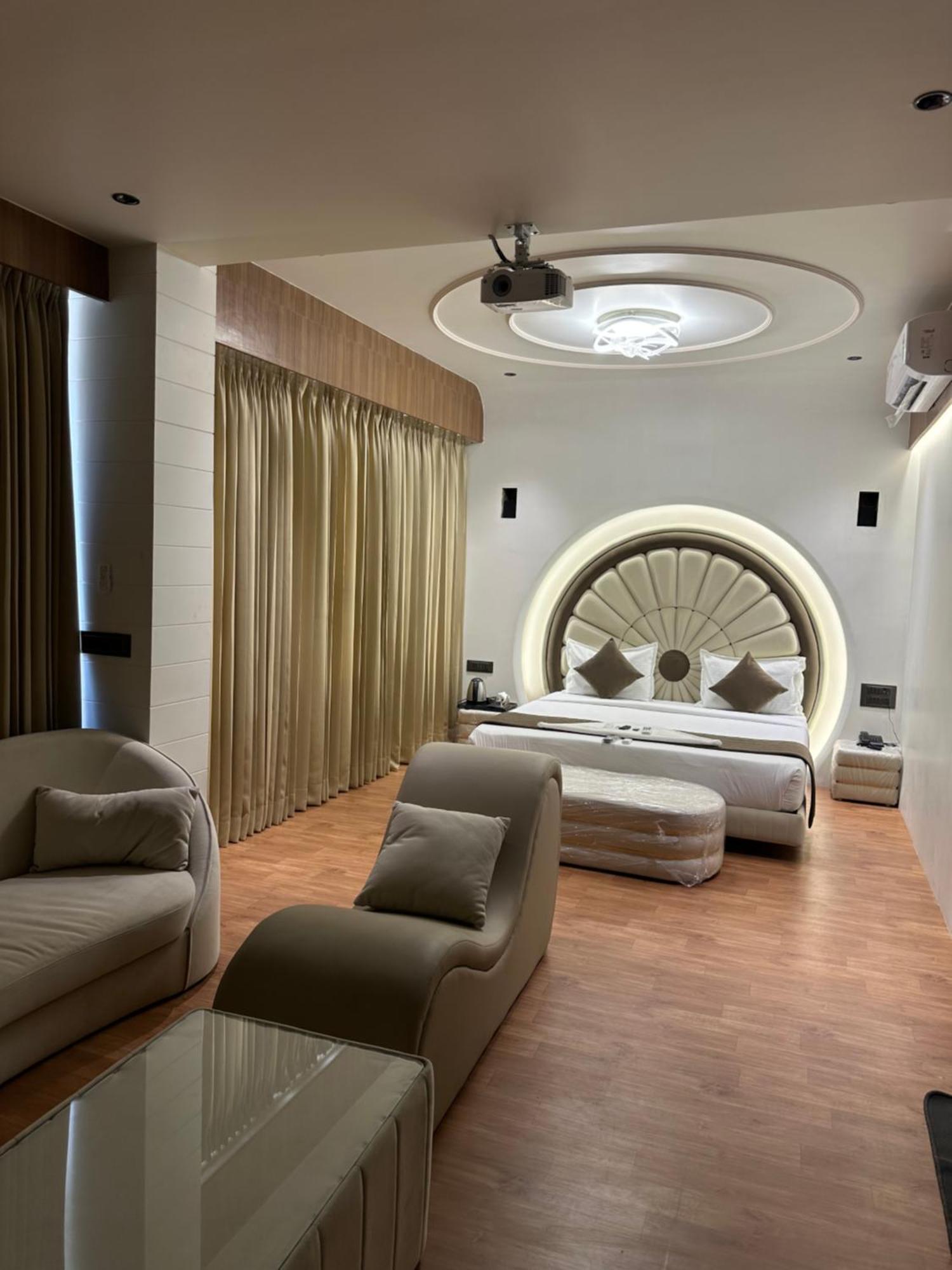 Hotel Victoria Prime Σουράτ Εξωτερικό φωτογραφία